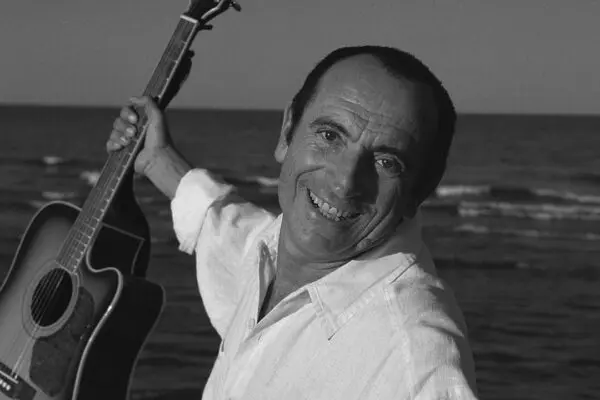 La Vita e la Carriera di Raoul Casadei image 1