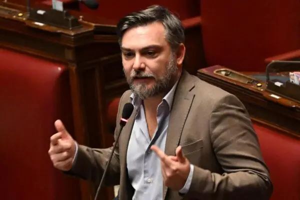 Chi è Riccardo Ricciardi: Un Analisi del Suo Ruolo in Politica