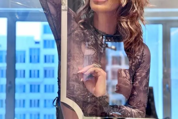 La Storia di Sabrina Salerno: Un’Icona della Musica Pop