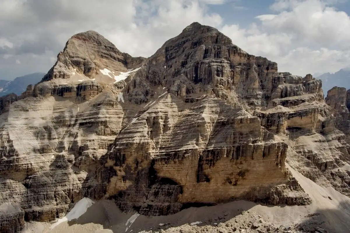 Le Tofane: Un Tesoro Naturale tra Sport e Bellezza