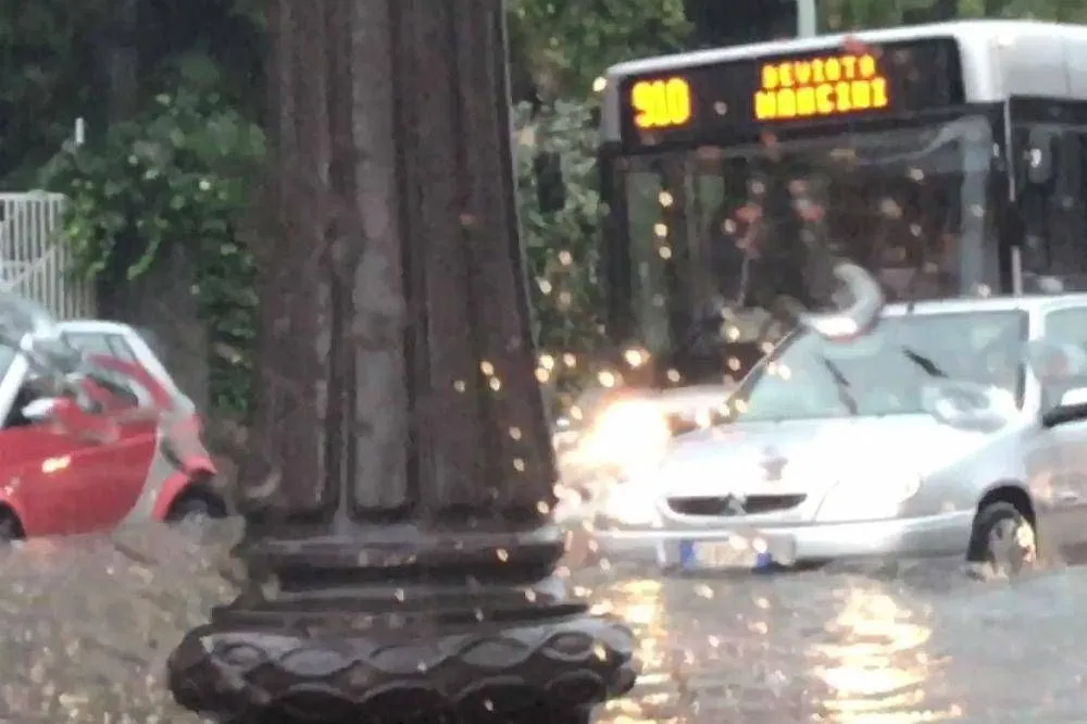 Meteo Roma: Violento temporale causa allagamenti e disagi