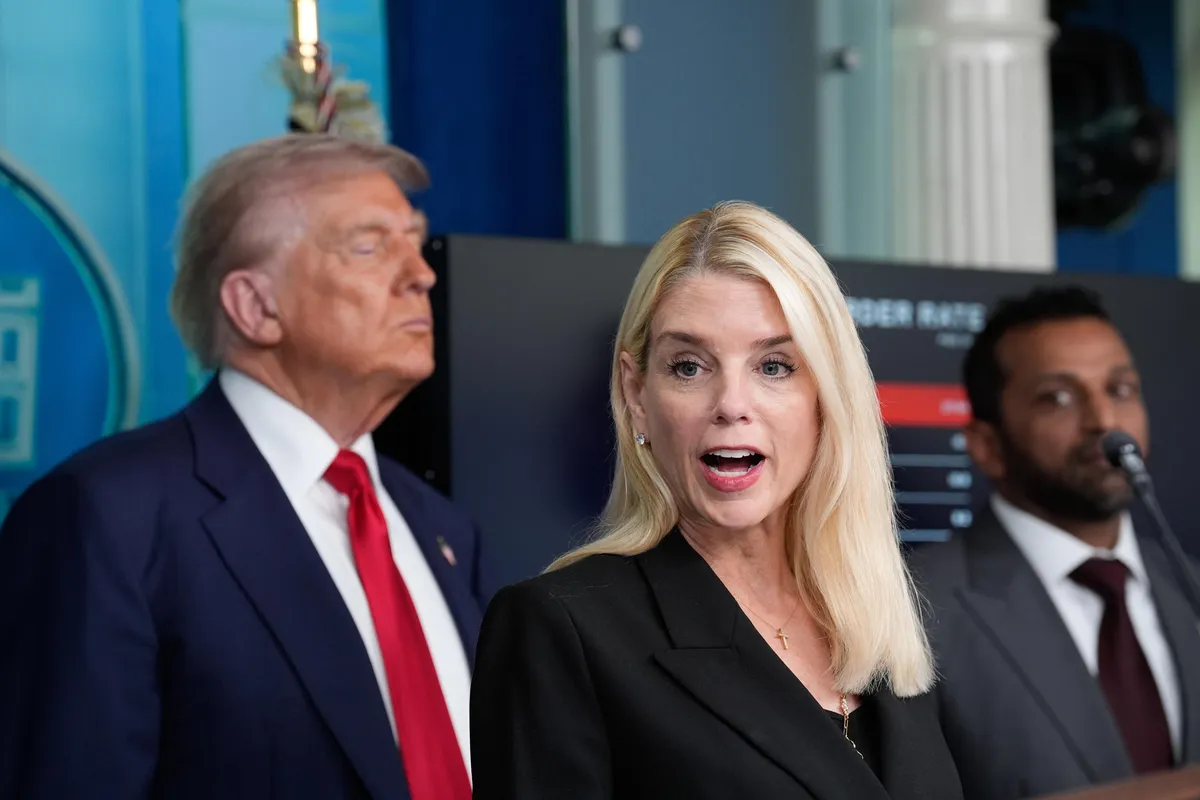Trump pam bondi: Cosa significa la rimozione di Pam Bondi da parte di Trump?