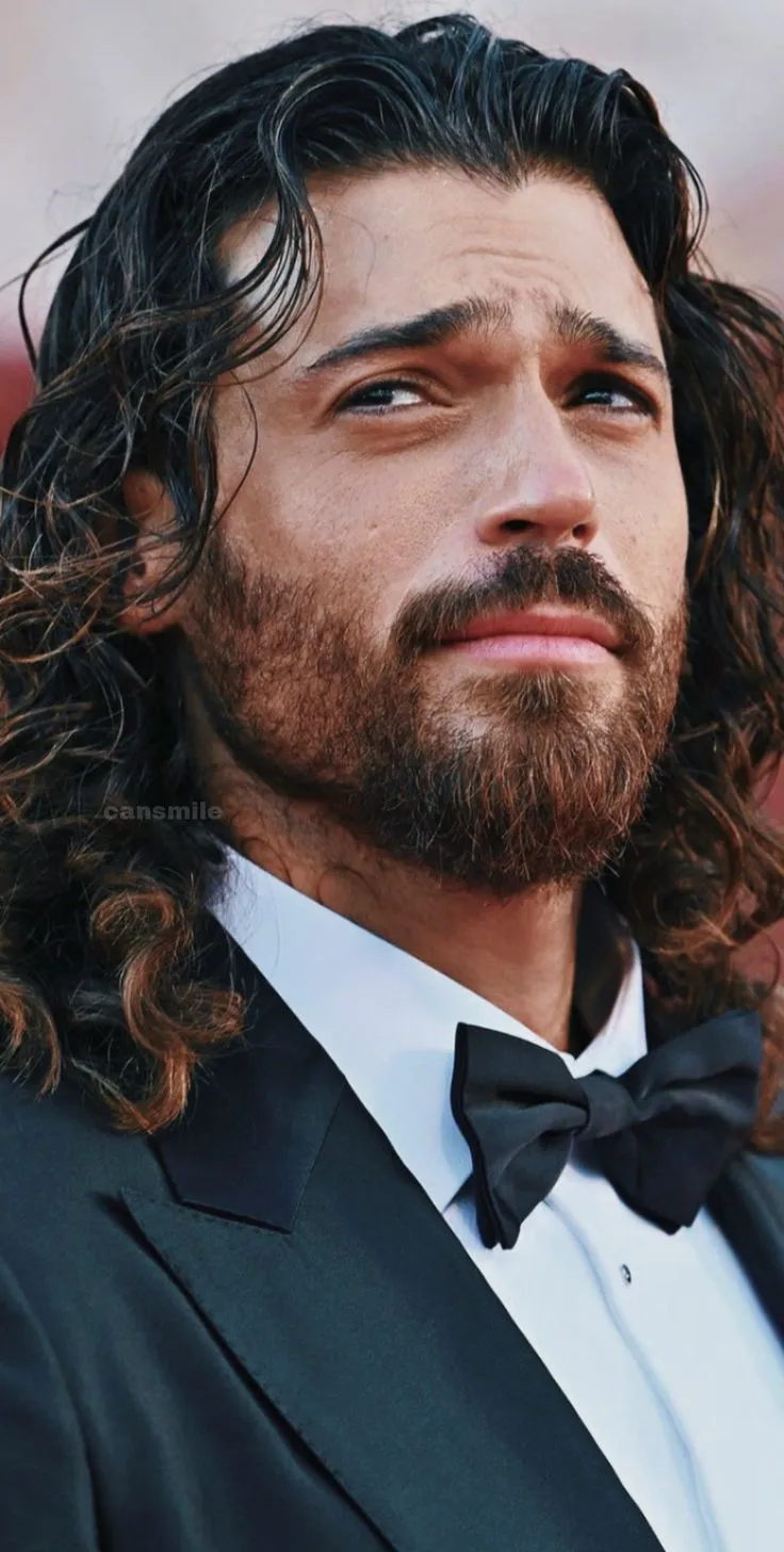 Can Yaman senza barba: il nuovo look sorprende i fan