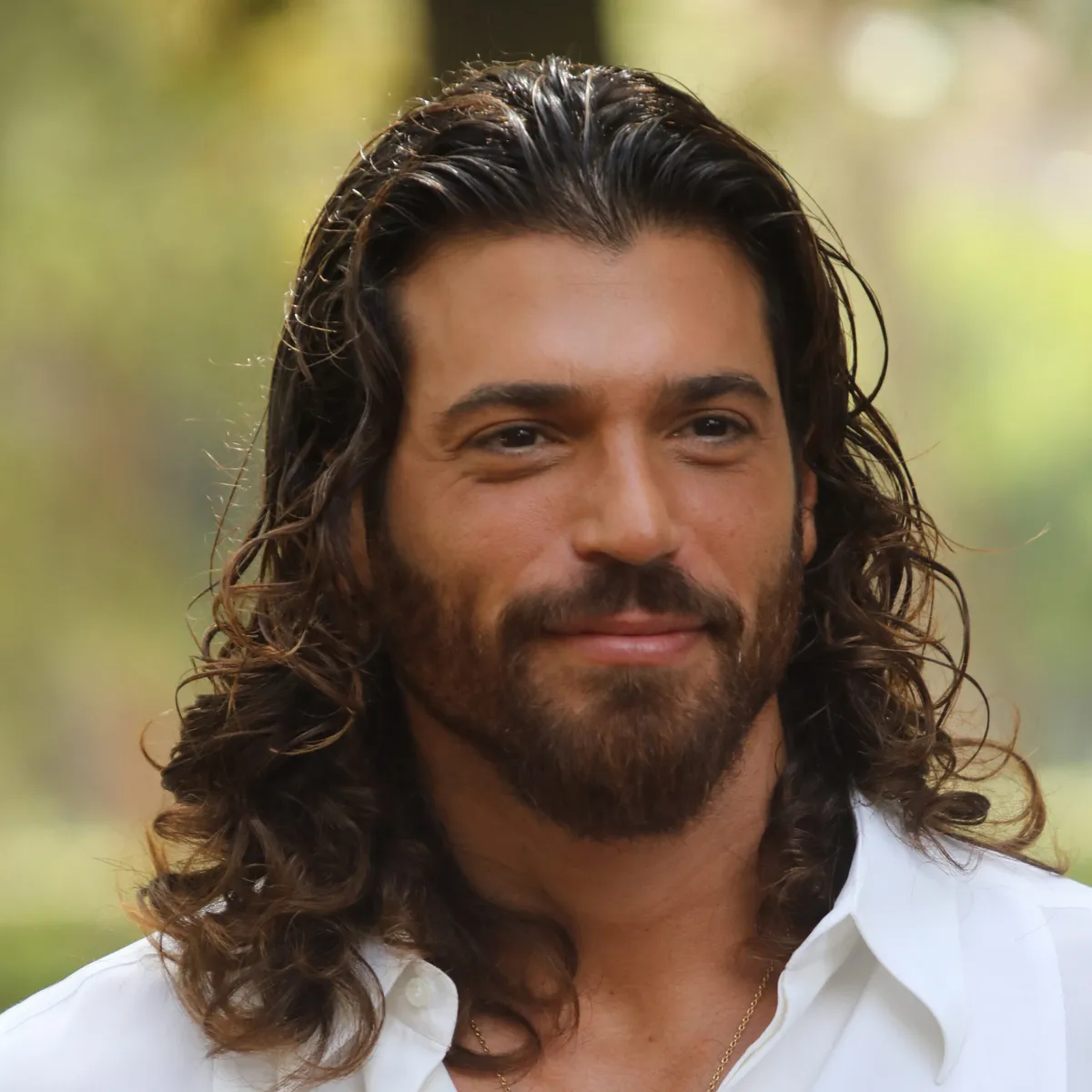 Can Yaman sorprende i fan con un cambio look