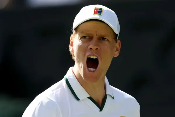 Sinner vince a Wimbledon nonostante una caduta e una scarpa insanguinata image 1