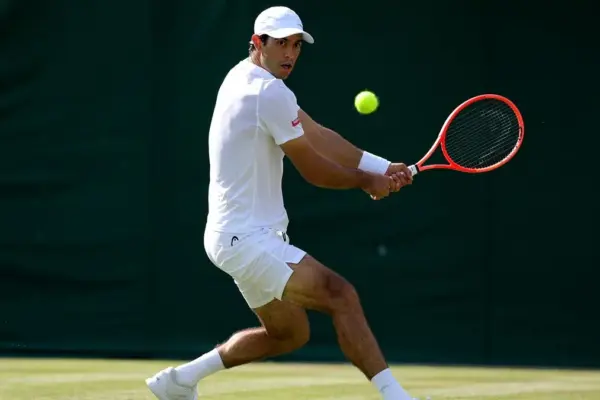 Wimbledon: Sinner supera Kecmanovic in cinque set dopo una caduta