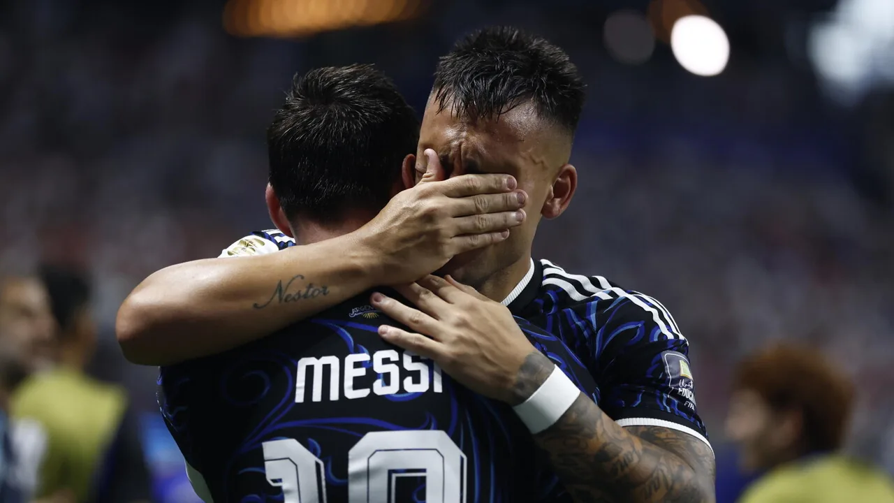 Lautaro Martinez in lacrime dopo il gol che porta l’Argentina in finale mondiale
