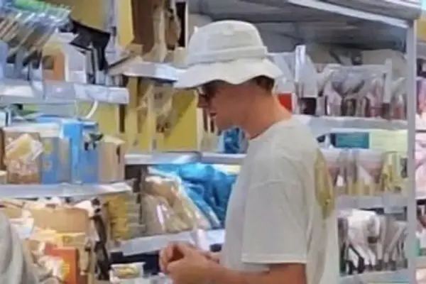 Jannik Sinner in Sardegna per le vacanze, avvistato a fare la spesa a Palau image 1