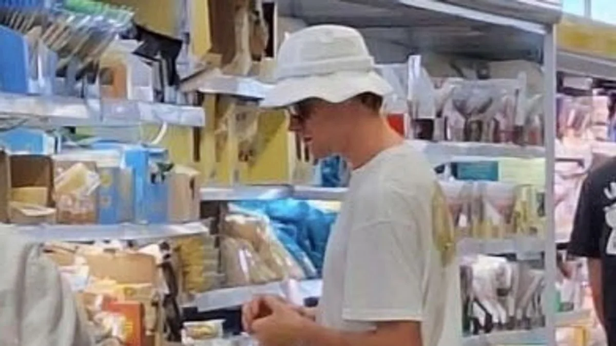 Jannik Sinner in Sardegna per le vacanze, avvistato a fare la spesa a Palau image 1
