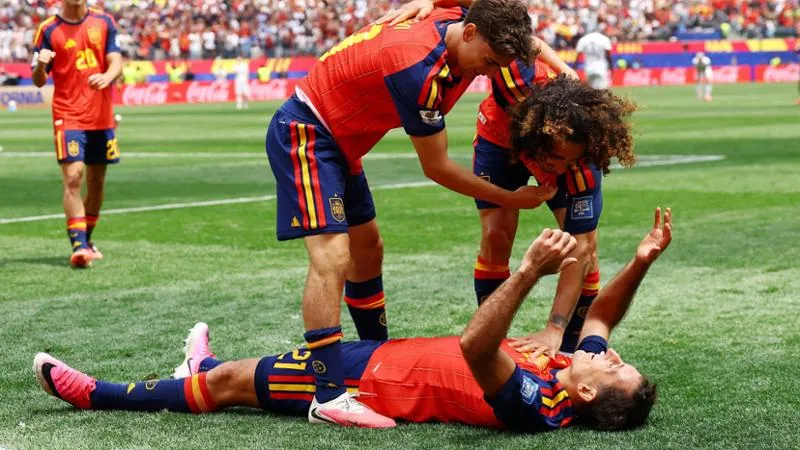 Nella foto Mikel Oyarzabal festeggia la doppietta con Gavi e Cucurella