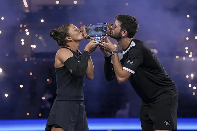 Sara Errani e Andrea Vavassori baciano il trofeo conquistato in doppio misto allo US Open 2025 (Foto USTA)