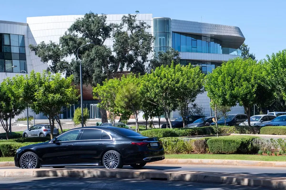 Gianni Infantino arriva all'ufficio FIFA di Rabat, in Marocco, a bordo di una Mercedes nera