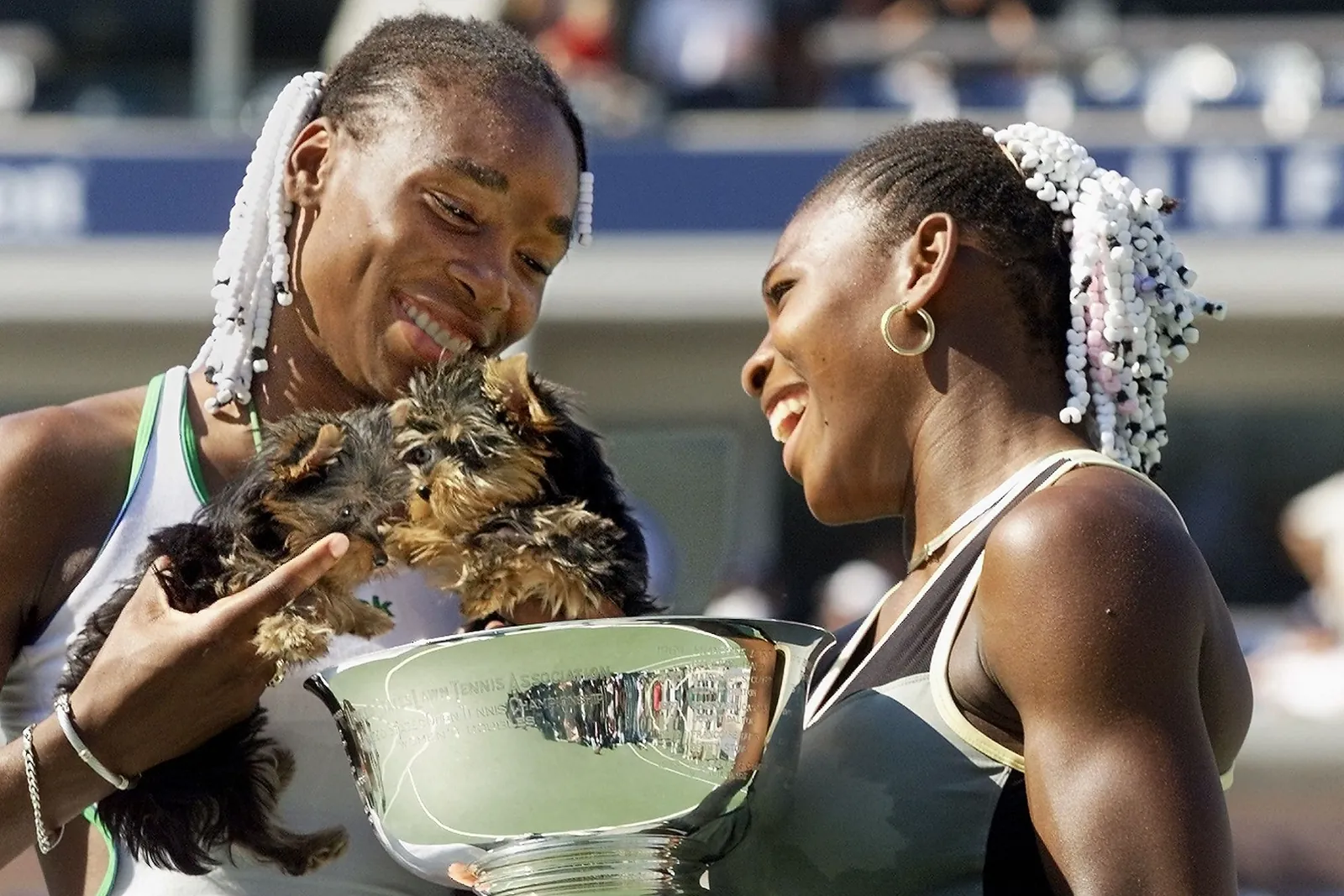 Venus e Serena Williams con il trofeo di doppio vinto allo Us Open 1999 (foto Getty Images)